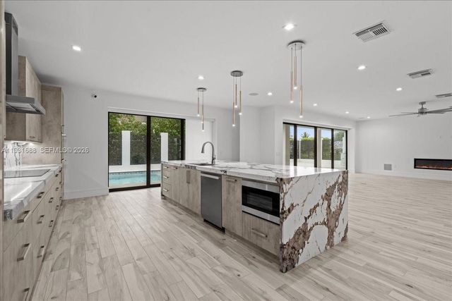 3800 Crayton Road, Naples, FL 34103
