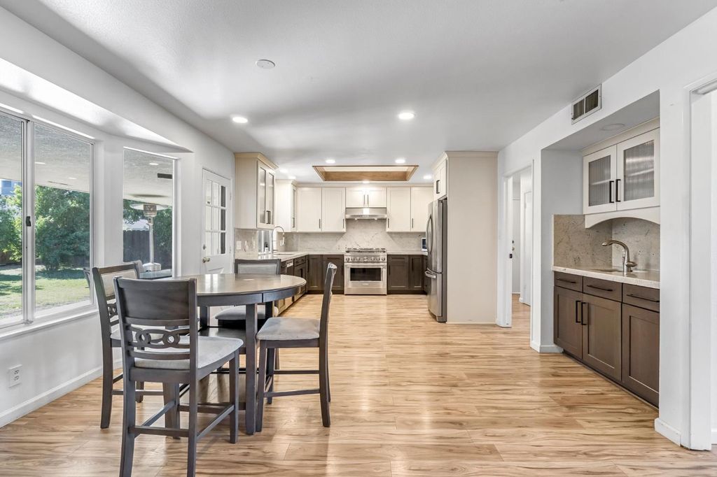 Image 10 of property listing at 7656 N Hayston Avenue, Fresno, CA 93720