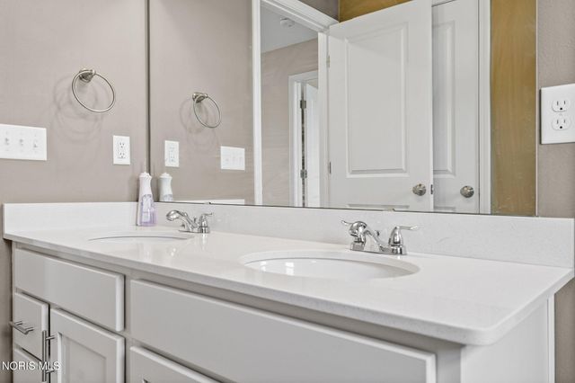 199 Valley Hall Drive, Perrysburg, OH 43551
