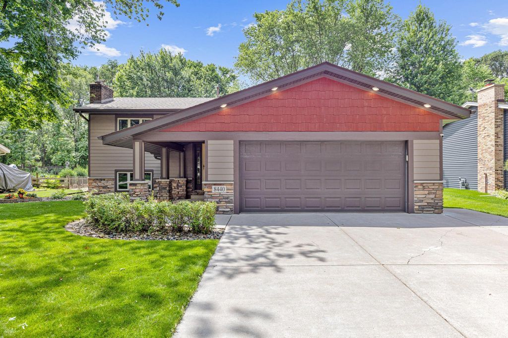 8440 Knollwood Drive, Mounds View, MN 55112