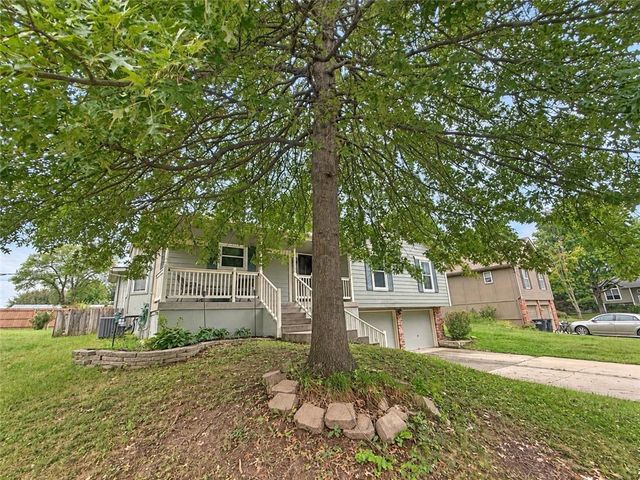 2121 NW Hidden Pointe Court, Blue Springs, MO 64015