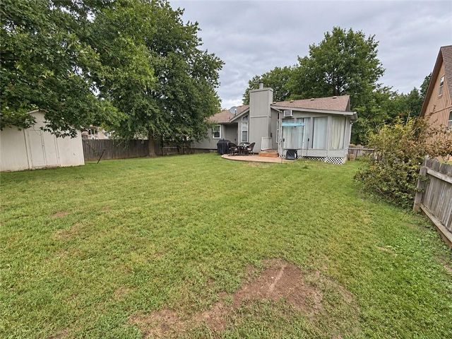 2121 NW Hidden Pointe Court, Blue Springs, MO 64015