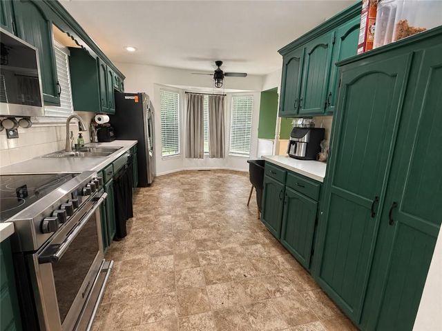 2121 NW Hidden Pointe Court, Blue Springs, MO 64015