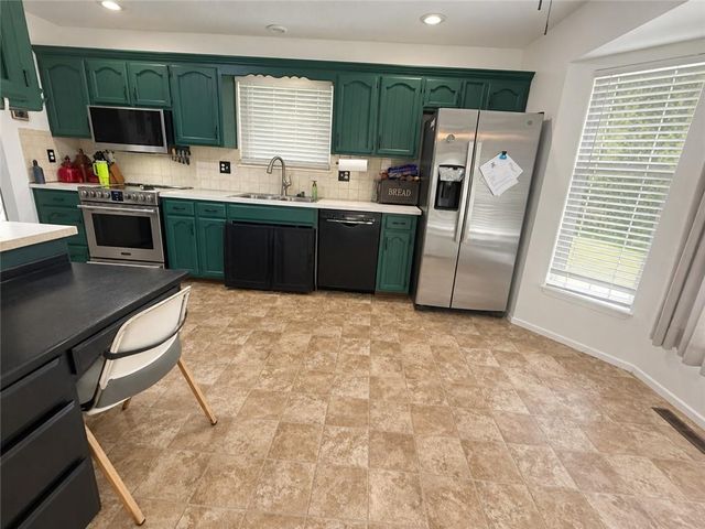 2121 NW Hidden Pointe Court, Blue Springs, MO 64015