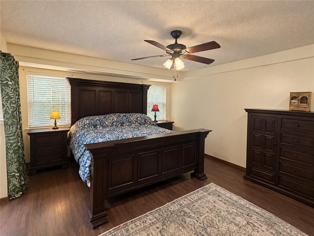2121 NW Hidden Pointe Court, Blue Springs, MO 64015