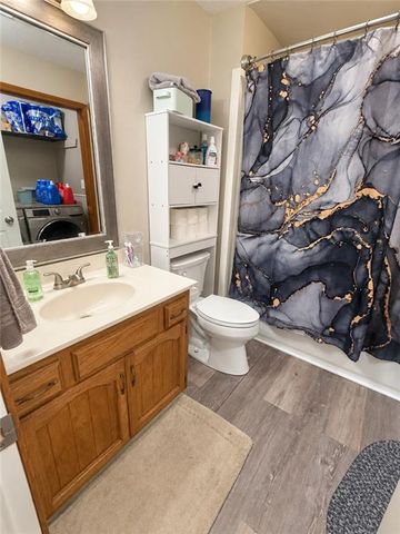 2121 NW Hidden Pointe Court, Blue Springs, MO 64015