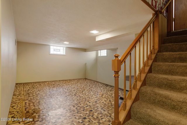 25 Hallsdale Dr, Louisville, KY 40220