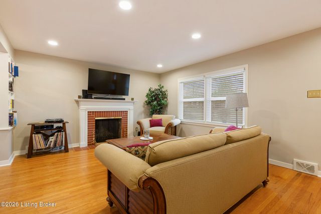 25 Hallsdale Dr, Louisville, KY 40220