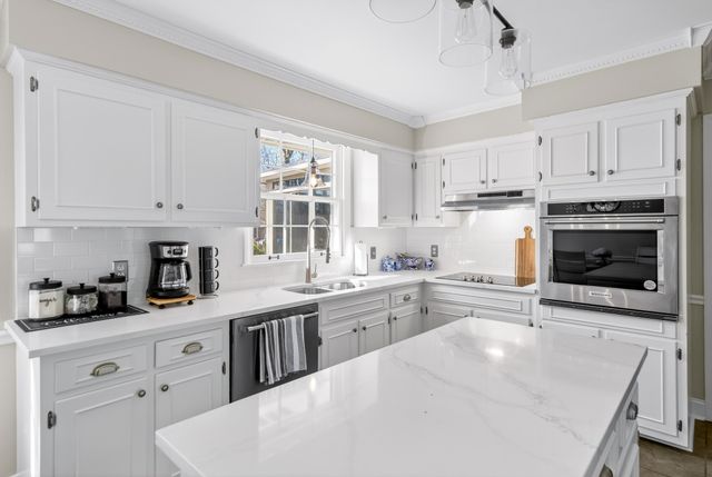 116 Lake Vista Dr, Hendersonville, TN 37075