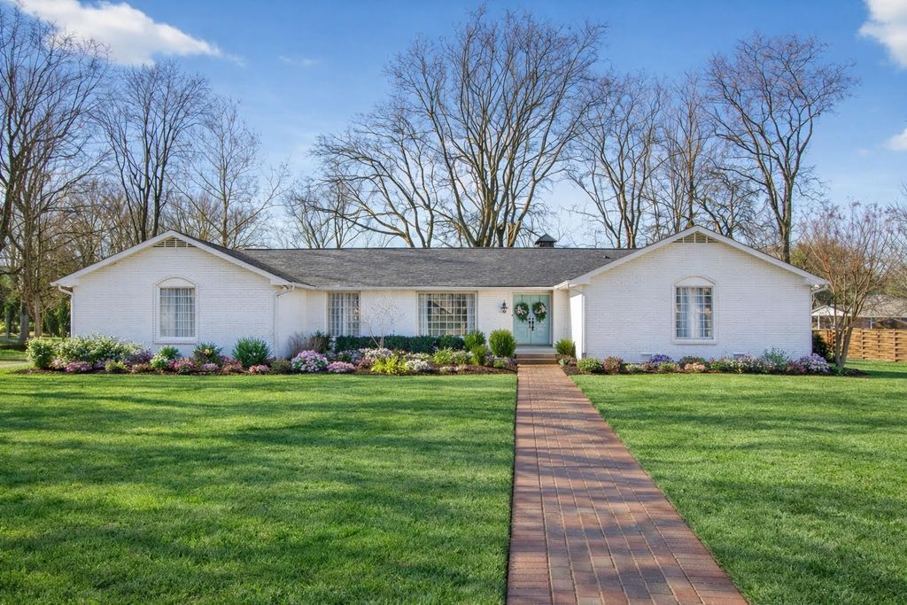 116 Lake Vista Dr, Hendersonville, TN 37075