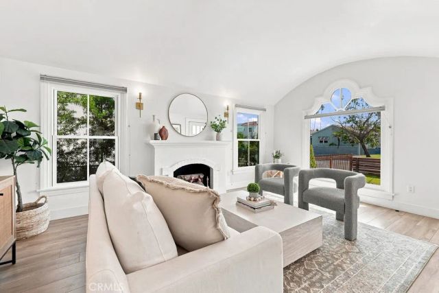3031 9th Avenue, Los Angeles, CA 90018