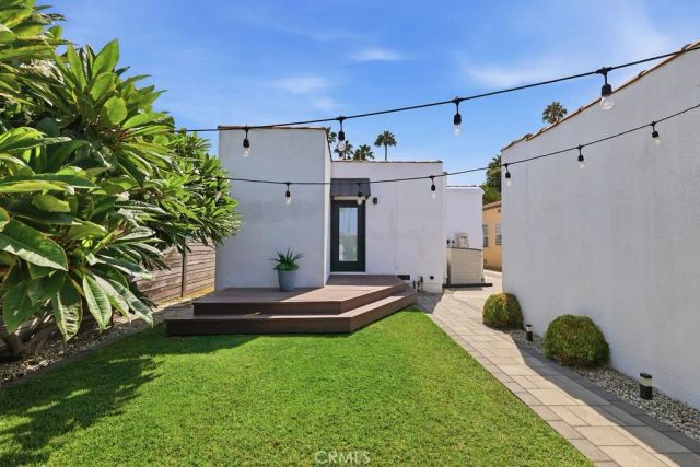 3031 9th Avenue, Los Angeles, CA 90018