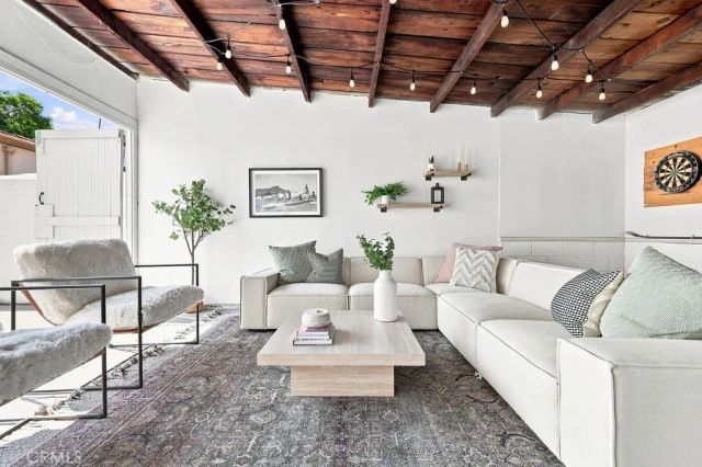3031 9th Avenue, Los Angeles, CA 90018