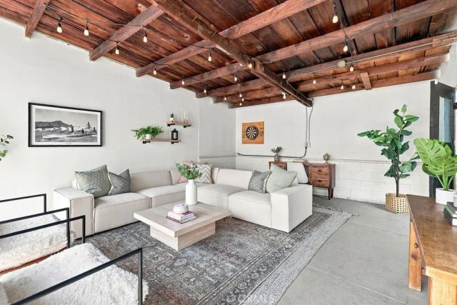 3031 9th Avenue, Los Angeles, CA 90018