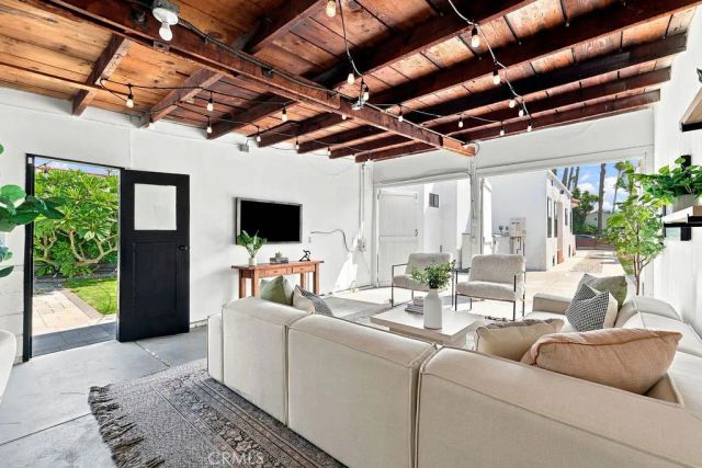 3031 9th Avenue, Los Angeles, CA 90018