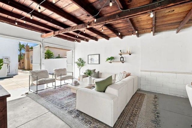 3031 9th Avenue, Los Angeles, CA 90018