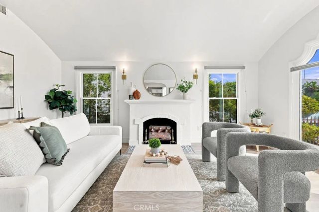 3031 9th Avenue, Los Angeles, CA 90018
