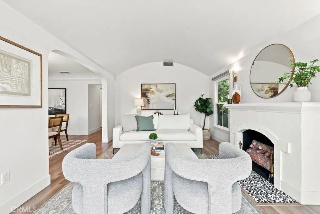 3031 9th Avenue, Los Angeles, CA 90018
