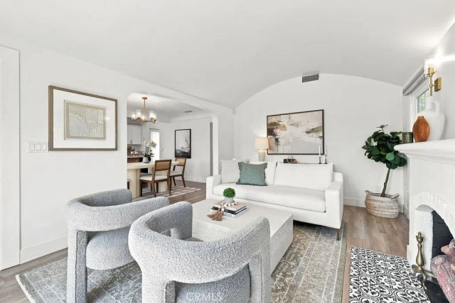 3031 9th Avenue, Los Angeles, CA 90018