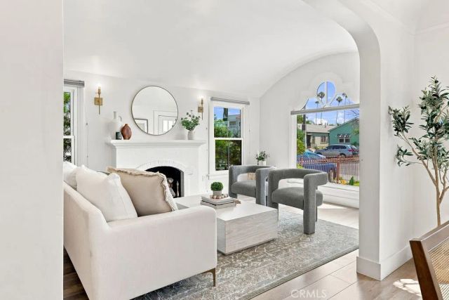 3031 9th Avenue, Los Angeles, CA 90018