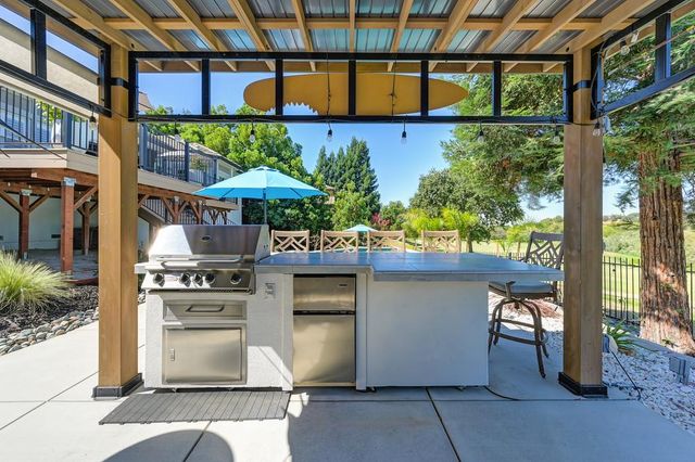 2367 Clubhouse Dr, Rocklin, CA 95765