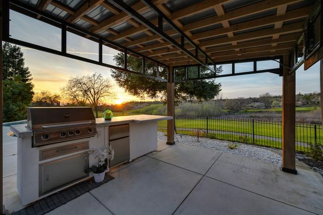 2367 Clubhouse Dr, Rocklin, CA 95765