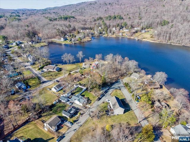 29 Bushwick Lane, West Milford, NJ 07480