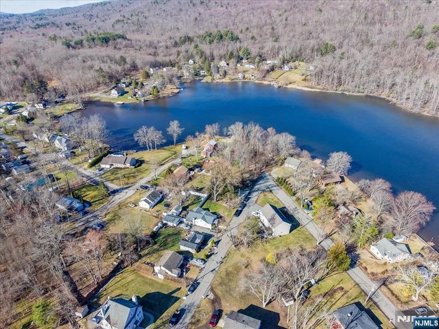 29 Bushwick Lane, West Milford, NJ 07480