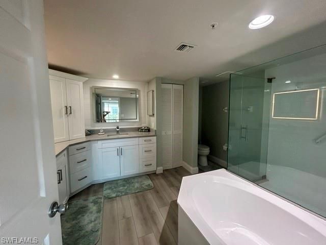 21 Bluebill AVE 303, Naples, FL 34108
