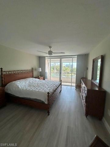 21 Bluebill AVE 303, Naples, FL 34108