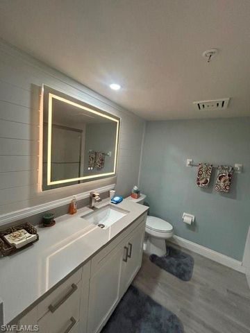 21 Bluebill AVE 303, Naples, FL 34108