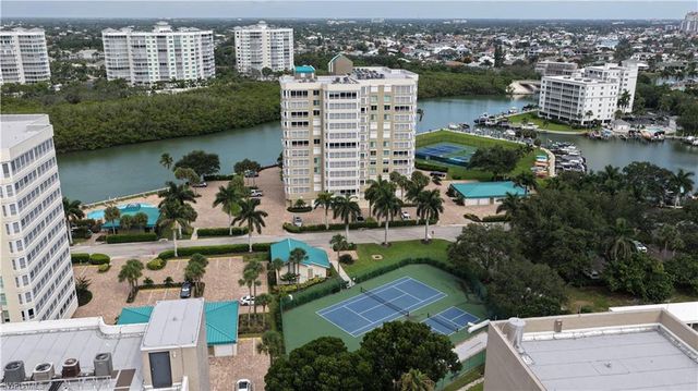 21 Bluebill AVE 303, Naples, FL 34108