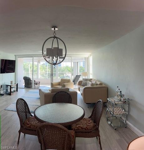 21 Bluebill AVE 303, Naples, FL 34108