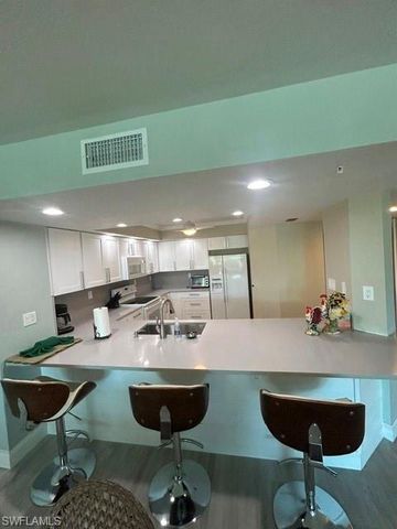 21 Bluebill AVE 303, Naples, FL 34108