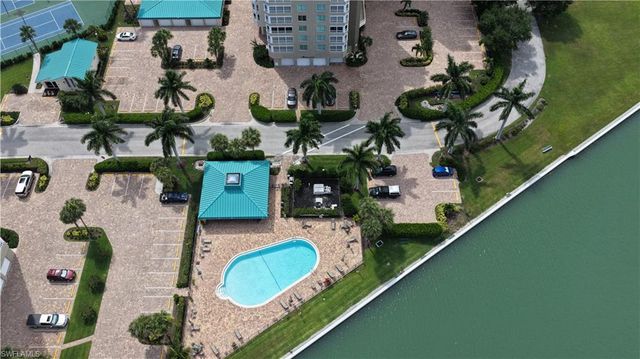 21 Bluebill AVE 303, Naples, FL 34108