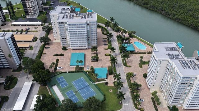 21 Bluebill AVE 303, Naples, FL 34108