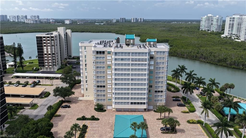 21 Bluebill AVE 303, Naples, FL 34108