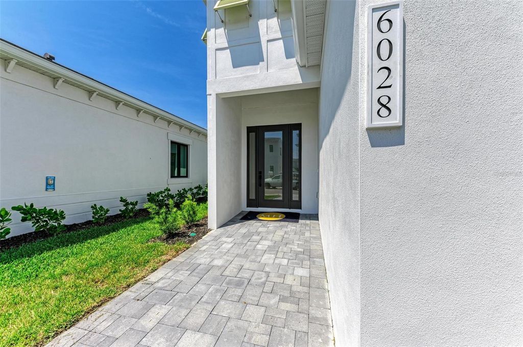 Image 2 of property listing at 6028 CAT CLAW LANE, Bradenton, FL 34210