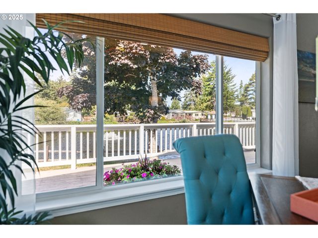 1975 SHOREPINES Dr, Coos Bay, OR 97420