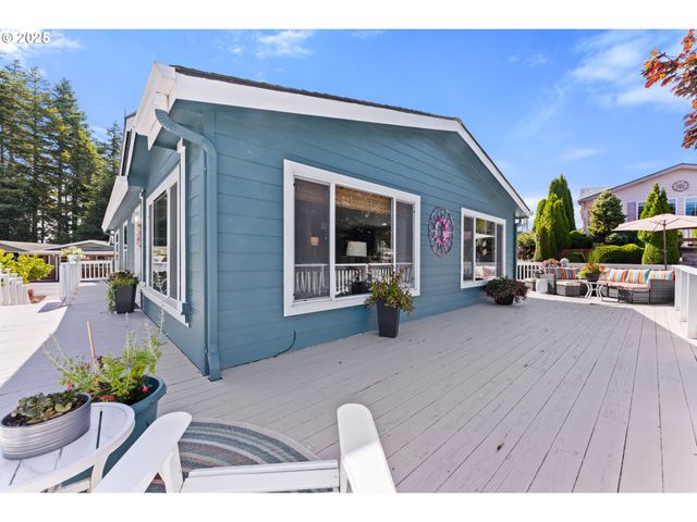 1975 SHOREPINES Dr, Coos Bay, OR 97420