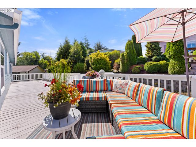 1975 SHOREPINES Dr, Coos Bay, OR 97420