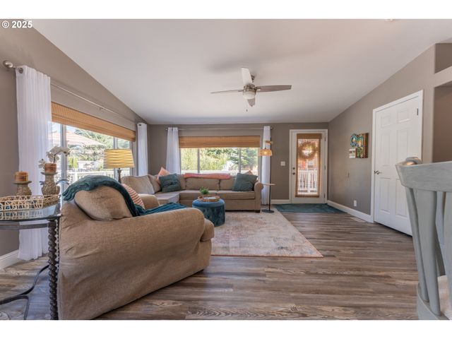 1975 SHOREPINES Dr, Coos Bay, OR 97420