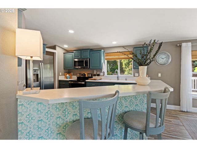 1975 SHOREPINES Dr, Coos Bay, OR 97420