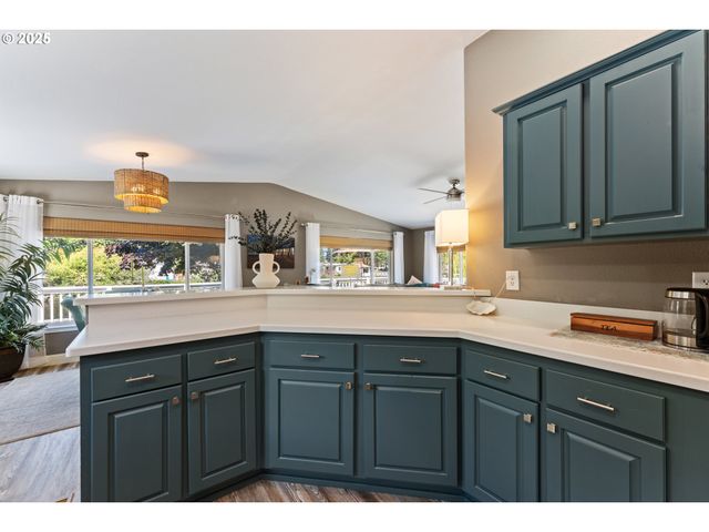 1975 SHOREPINES Dr, Coos Bay, OR 97420