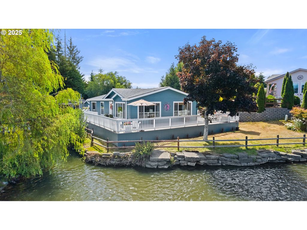 1975 SHOREPINES Dr, Coos Bay, OR 97420
