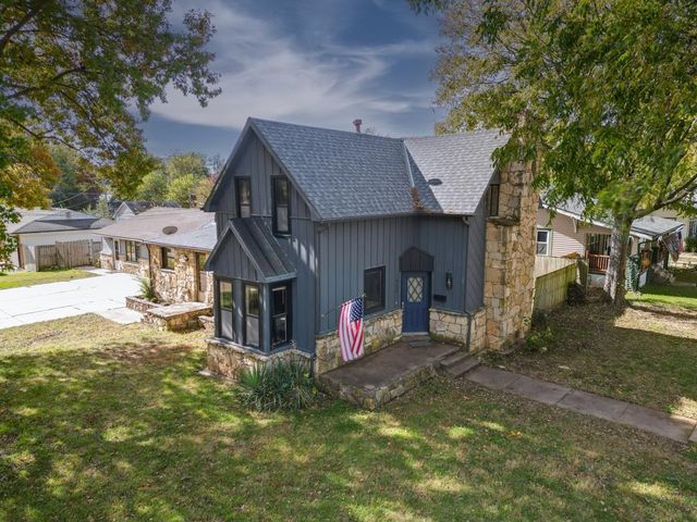 915 E 15th Ave, Winfield, KS 67156