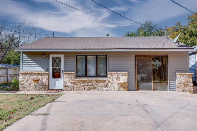 915 E 15th Ave, Winfield, KS 67156