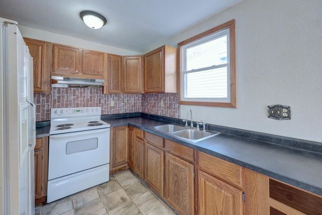 915 E 15th Ave, Winfield, KS 67156