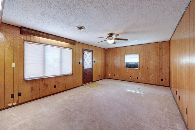 915 E 15th Ave, Winfield, KS 67156