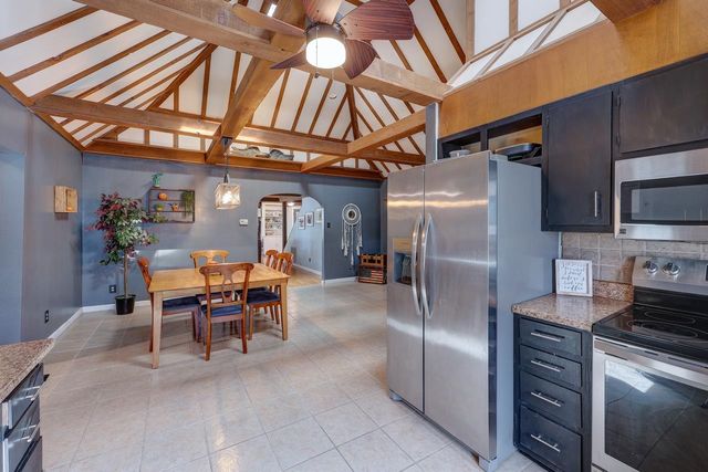 915 E 15th Ave, Winfield, KS 67156